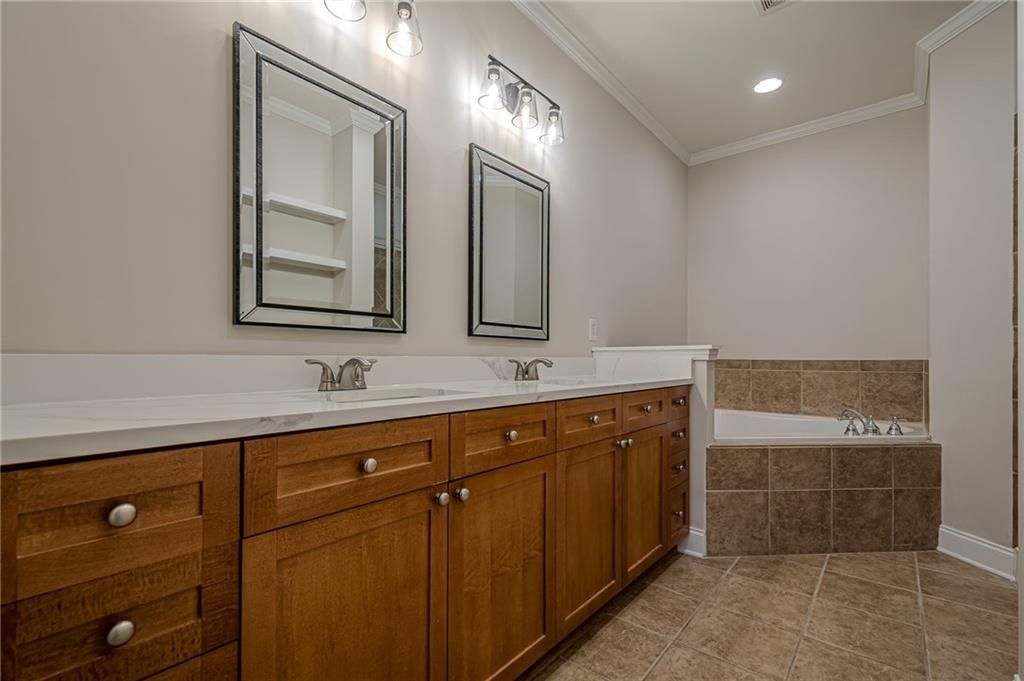 Image 14 of property listing at 1949 Sterling Oaks Circle NE 13, Atlanta, GA 30319