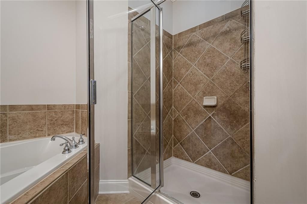 Image 15 of property listing at 1949 Sterling Oaks Circle NE 13, Atlanta, GA 30319