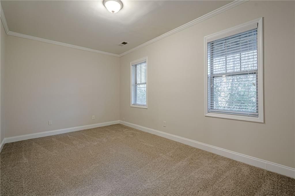 Image 19 of property listing at 1949 Sterling Oaks Circle NE 13, Atlanta, GA 30319