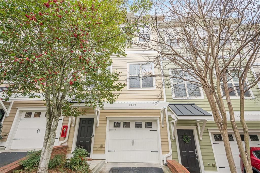 Image 2 of property listing at 1949 Sterling Oaks Circle NE 13, Atlanta, GA 30319