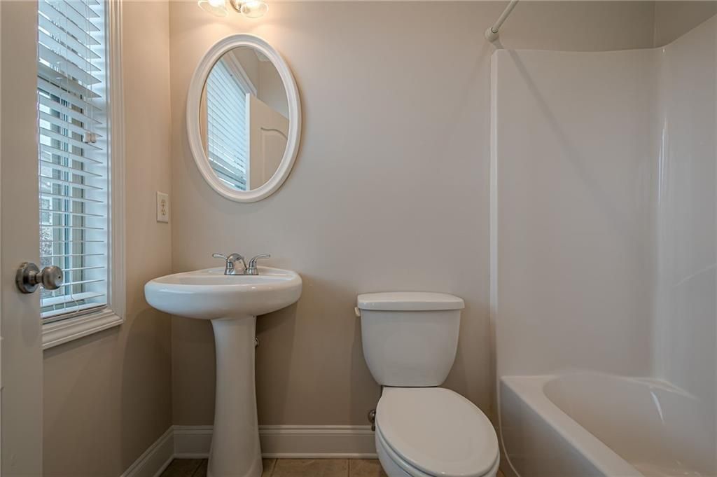 Image 23 of property listing at 1949 Sterling Oaks Circle NE 13, Atlanta, GA 30319