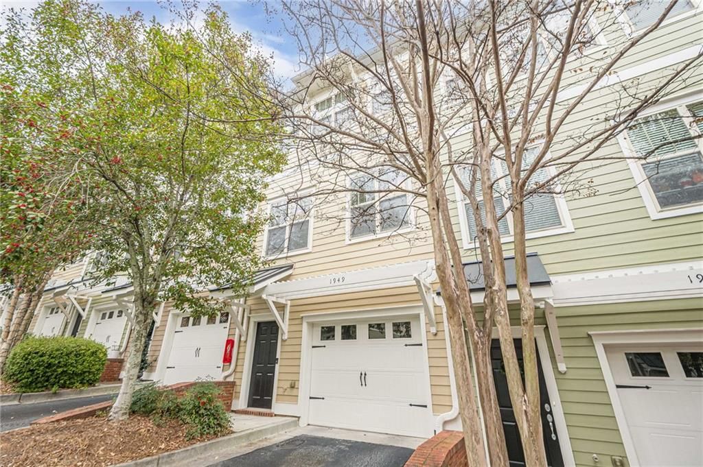Image 4 of property listing at 1949 Sterling Oaks Circle NE 13, Atlanta, GA 30319