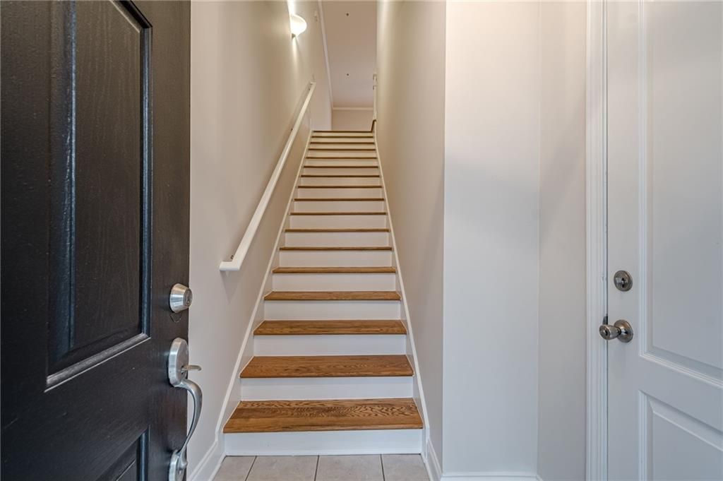 Image 5 of property listing at 1949 Sterling Oaks Circle NE 13, Atlanta, GA 30319