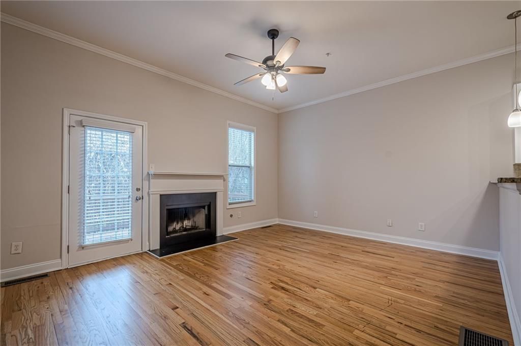 Image 6 of property listing at 1949 Sterling Oaks Circle NE 13, Atlanta, GA 30319