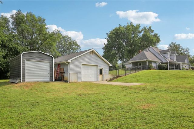 46 NE 231 Road, Warrensburg, MO 64093