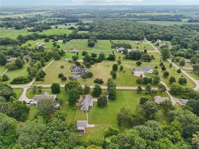 46 NE 231 Road, Warrensburg, MO 64093