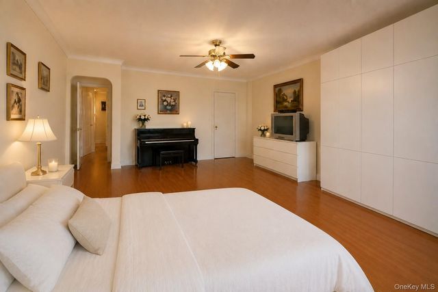 10010 67th Road 6C, Forest Hills, NY 11375