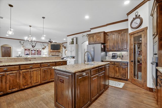 19001 N County Line Road, Ponder, TX 76259