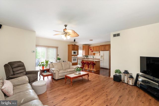 7 COUNTRY HOUSE WAY, Columbus, NJ 08022
