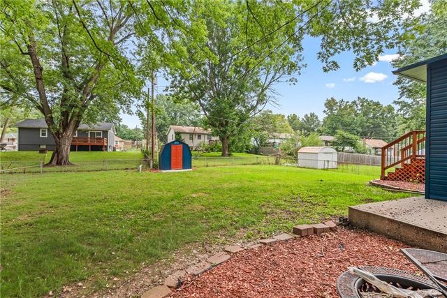 229 SE Westminister Road, Blue Springs, MO 64014