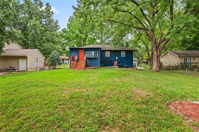 229 SE Westminister Road, Blue Springs, MO 64014