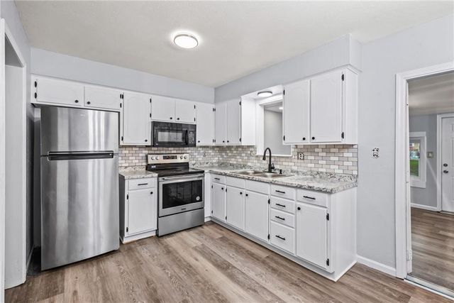 229 SE Westminister Road, Blue Springs, MO 64014