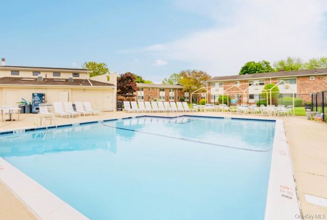 2423 Union Boulevard 8B, Islip, NY 11751