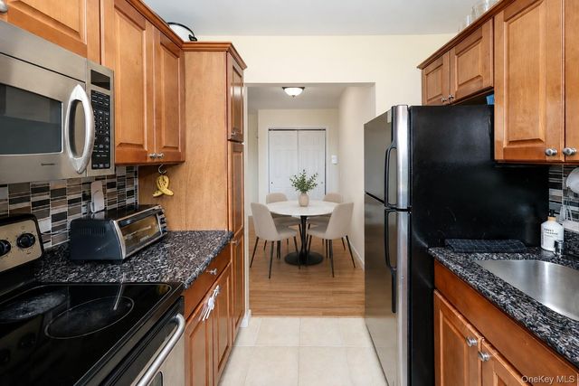 2423 Union Boulevard 8B, Islip, NY 11751