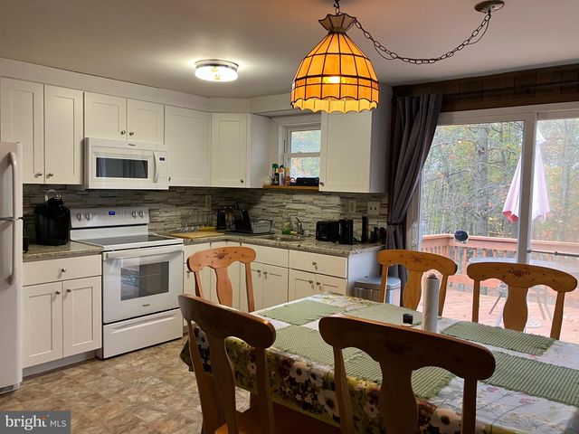 6 IROQUOIS RD, Albrightsville, PA 18210