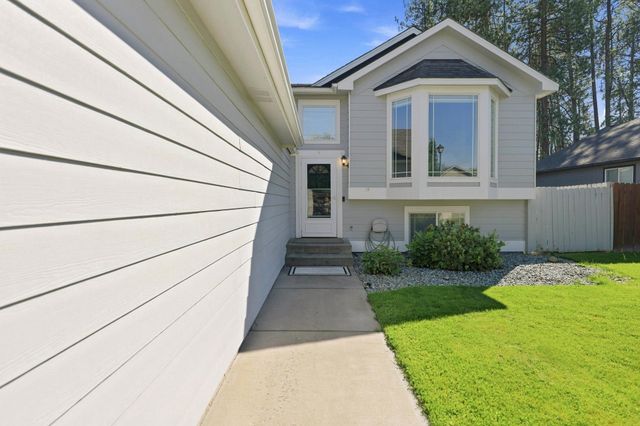 416 E Blackhawk Dr, Spokane, WA 99208