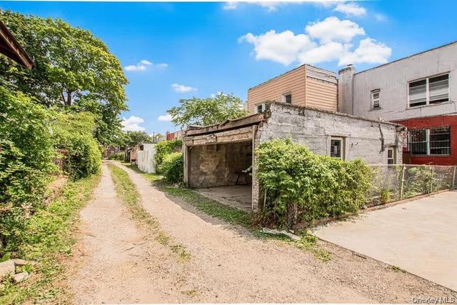 951 E 221st Street, Bronx, NY 10469