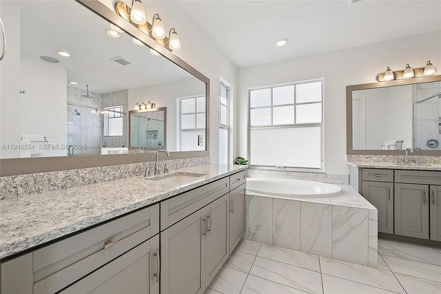 165 Bonnette Hunt Club Ln, Palm Beach Gardens, FL 33418