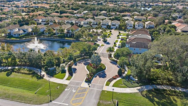 165 Bonnette Hunt Club Ln, Palm Beach Gardens, FL 33418