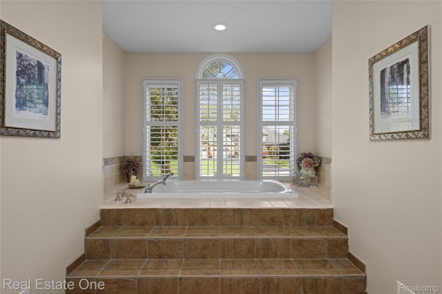 1937 Carsons Cove, Commerce Charter Township, MI 48390