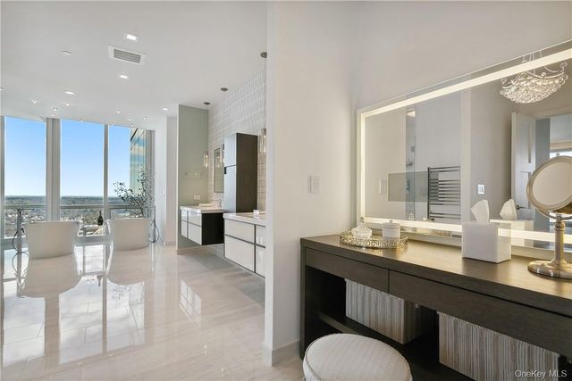 5 Renaissance Square PH40C, White Plains, NY 10601