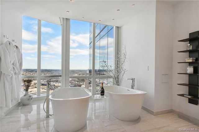 5 Renaissance Square PH40C, White Plains, NY 10601