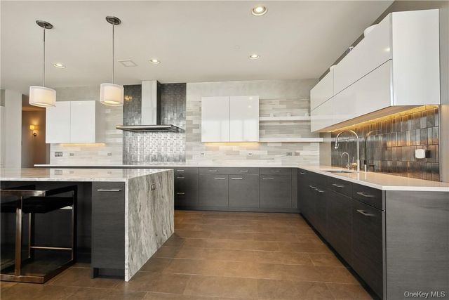 5 Renaissance Square PH40C, White Plains, NY 10601