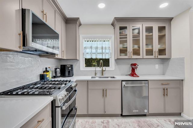 33 Oak Avenue, Pequannock Township, NJ 07440