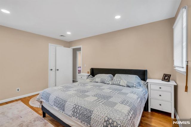 33 Oak Avenue, Pequannock Township, NJ 07440