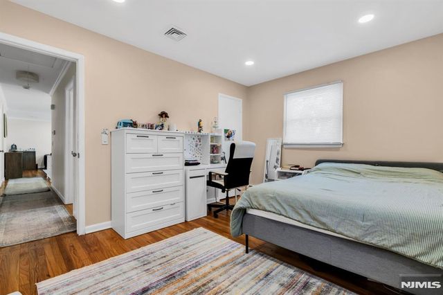 33 Oak Avenue, Pequannock Township, NJ 07440