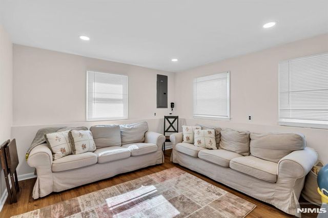33 Oak Avenue, Pequannock Township, NJ 07440