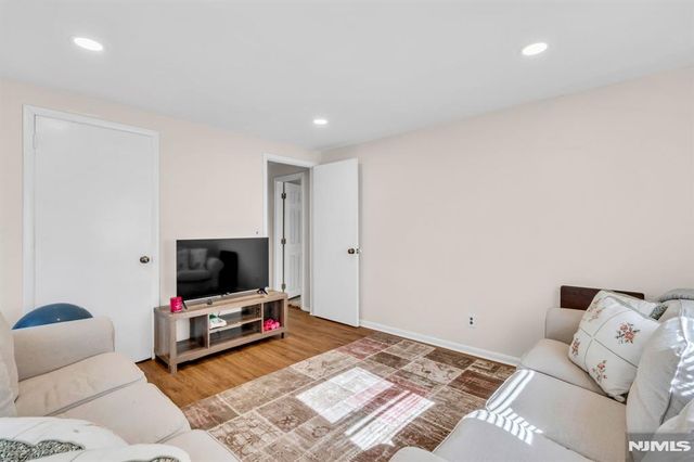 33 Oak Avenue, Pequannock Township, NJ 07440