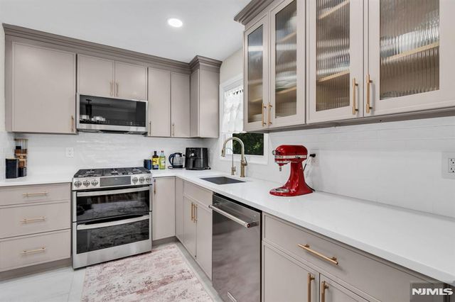 33 Oak Avenue, Pequannock Township, NJ 07440
