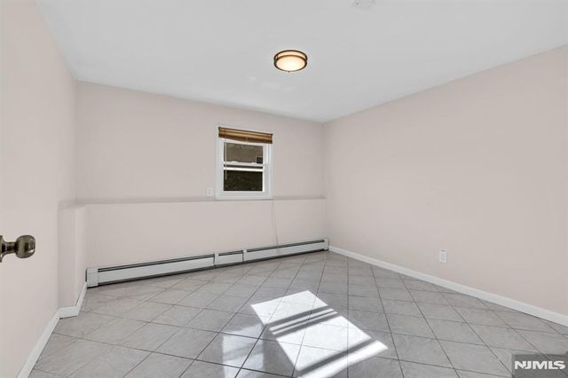 33 Oak Avenue, Pequannock Township, NJ 07440