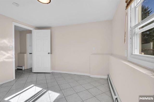 33 Oak Avenue, Pequannock Township, NJ 07440