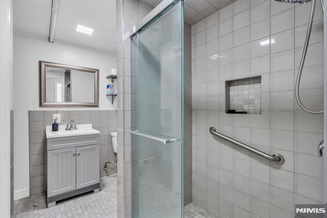 33 Oak Avenue, Pequannock Township, NJ 07440
