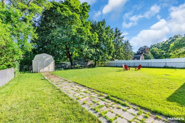 33 Oak Avenue, Pequannock Township, NJ 07440