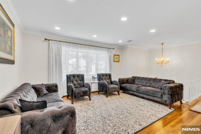 33 Oak Avenue, Pequannock Township, NJ 07440