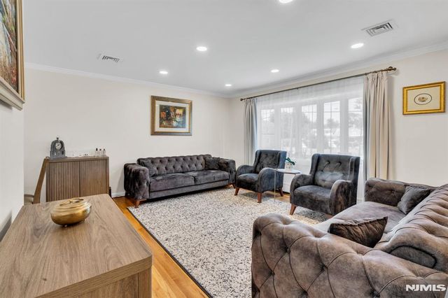 33 Oak Avenue, Pequannock Township, NJ 07440