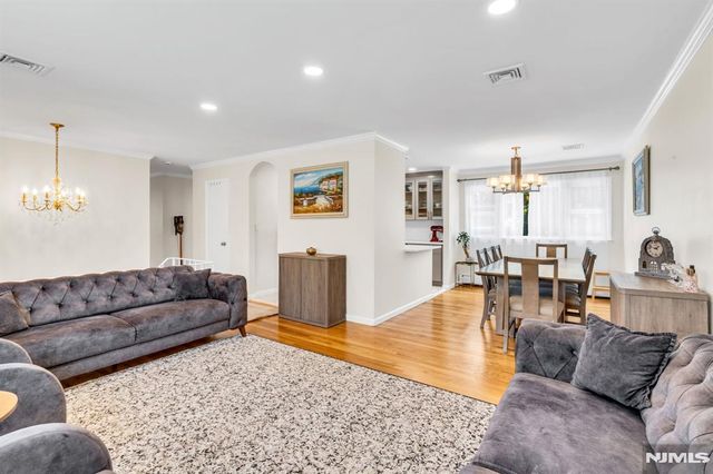 33 Oak Avenue, Pequannock Township, NJ 07440