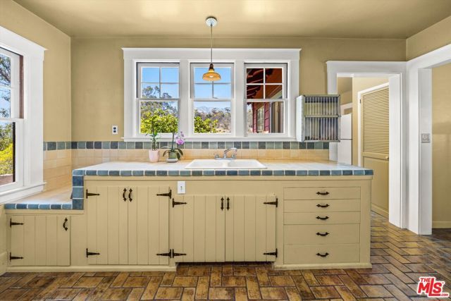 1060 Tremonto Road, Santa Barbara, CA 93103