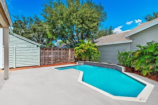 1050 Aviary Road, Wellington, FL 33414