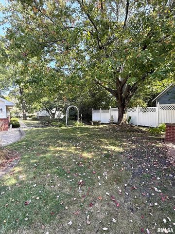 745 N ACADEMY Street, Galesburg, IL 61401