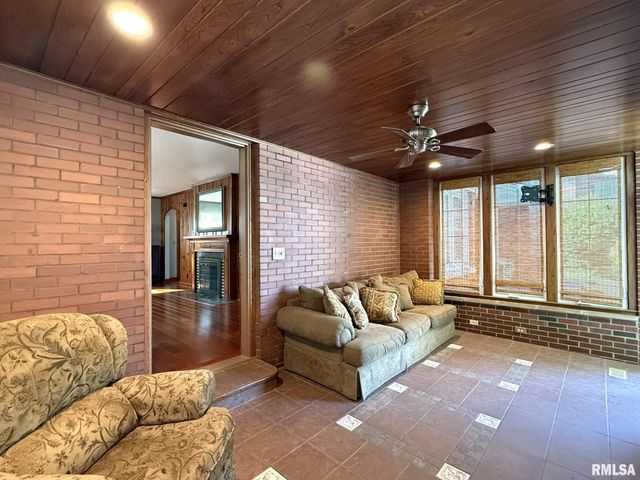 745 N ACADEMY Street, Galesburg, IL 61401