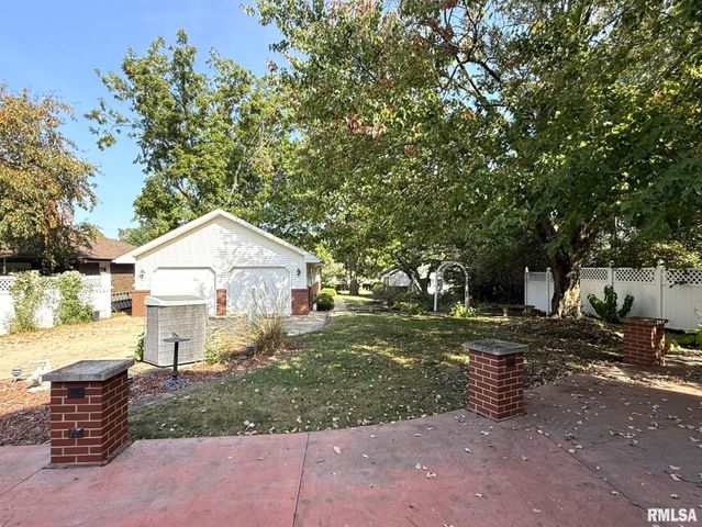 745 N ACADEMY Street, Galesburg, IL 61401