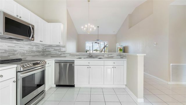 7651 S Aragon Blvd 5, Sunrise, FL 33322