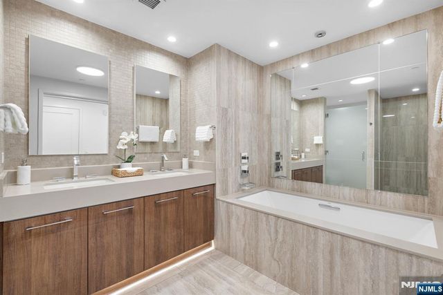 1200 Ave At Port Imperial 513, Weehawken, NJ 07086