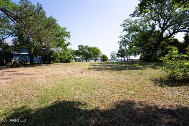 1305 Cove Avenue, Ocean Springs, MS 39564