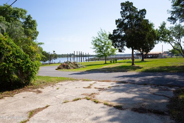 1305 Cove Avenue, Ocean Springs, MS 39564