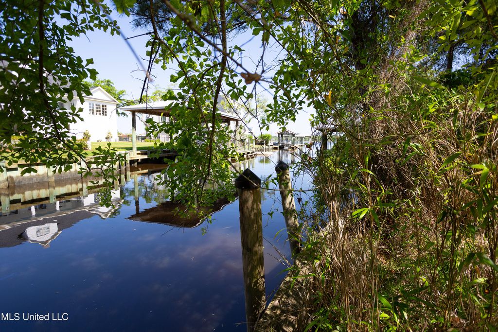 1305 Cove Avenue, Ocean Springs, MS 39564